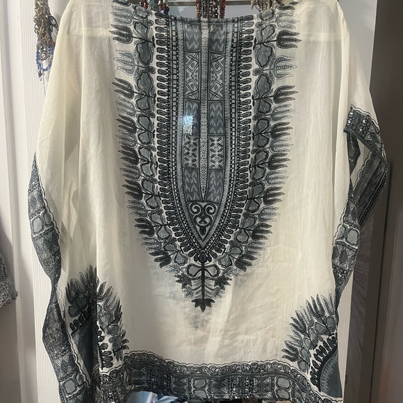 Chic Black and White Patterned blousy top - Picture 3 of 3